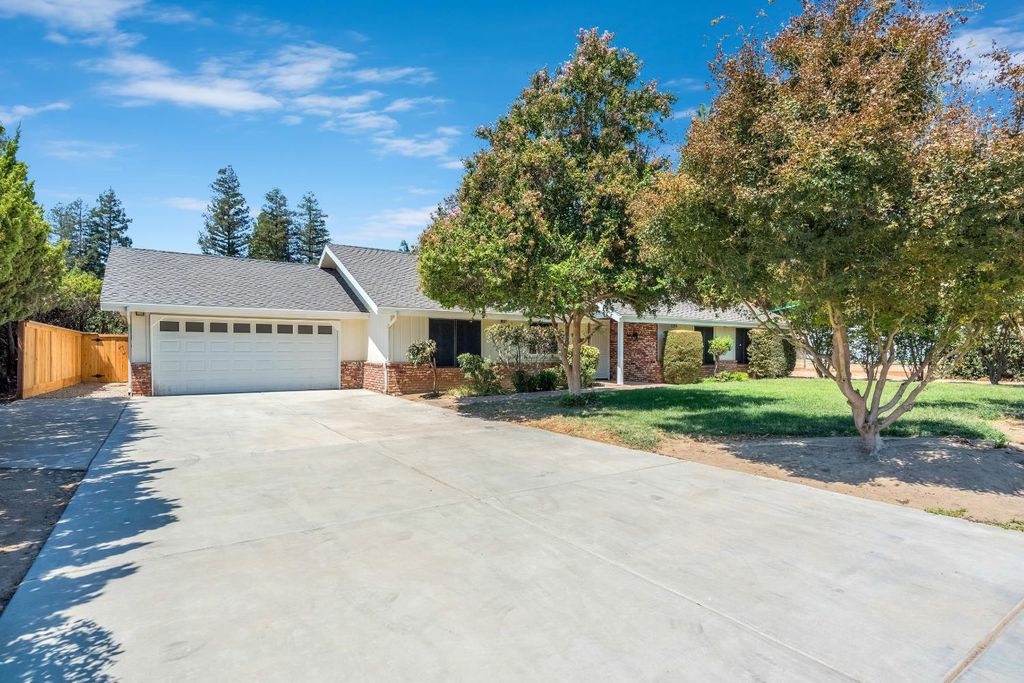 Image 4 of property listing at 10784 Sierra View Street, Madera, CA 93636