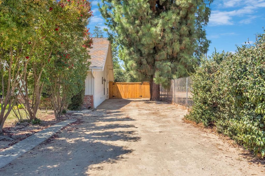 Image 5 of property listing at 10784 Sierra View Street, Madera, CA 93636
