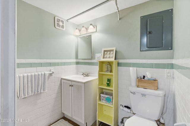 90 Birch Drive, Shrewsbury Boro, NJ 07702