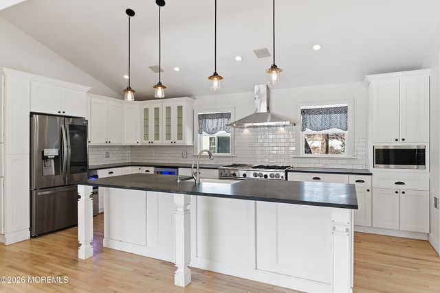 90 Birch Drive, Shrewsbury Boro, NJ 07702