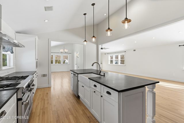 90 Birch Drive, Shrewsbury Boro, NJ 07702