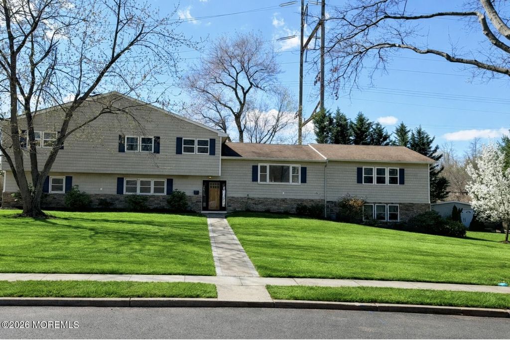 90 Birch Drive, Shrewsbury Boro, NJ 07702