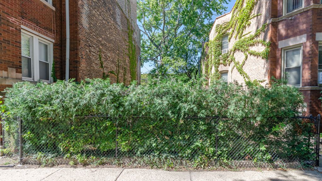 Image 4 of property listing at 5424 S Ingleside Avenue, Chicago, IL 60615