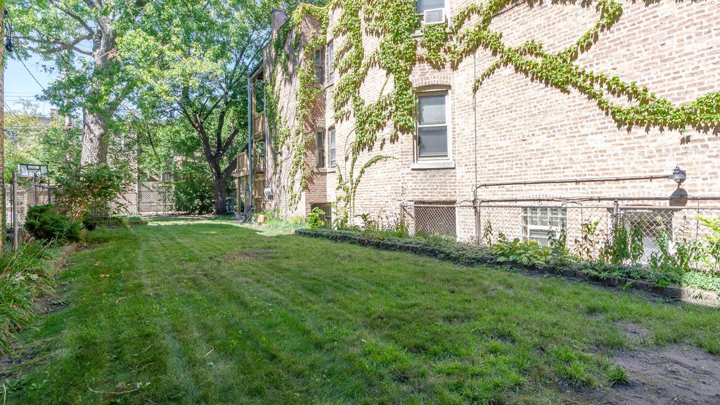Image 6 of property listing at 5424 S Ingleside Avenue, Chicago, IL 60615