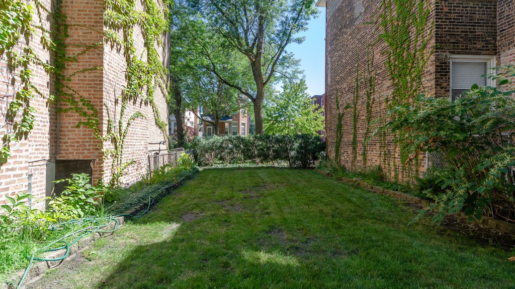 Image 9 of property listing at 5424 S Ingleside Avenue, Chicago, IL 60615