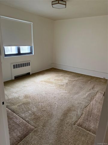 58-58 246th Crescent Lower, Douglaston, NY 11362