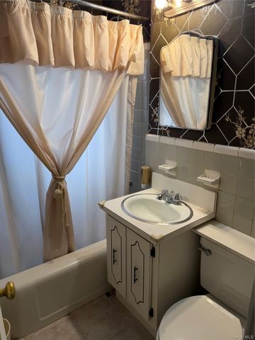 58-58 246th Crescent Lower, Douglaston, NY 11362