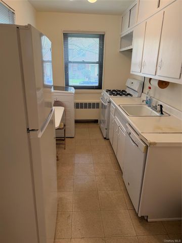 58-58 246th Crescent Lower, Douglaston, NY 11362