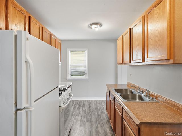 1761 E Evelyn Avenue, Hazel Park, MI 48030
