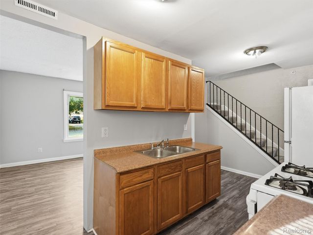 1761 E Evelyn Avenue, Hazel Park, MI 48030