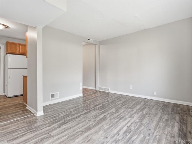 1761 E Evelyn Avenue, Hazel Park, MI 48030
