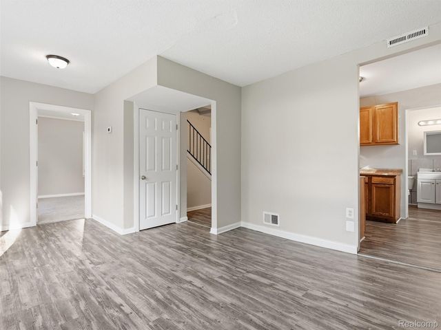 1761 E Evelyn Avenue, Hazel Park, MI 48030