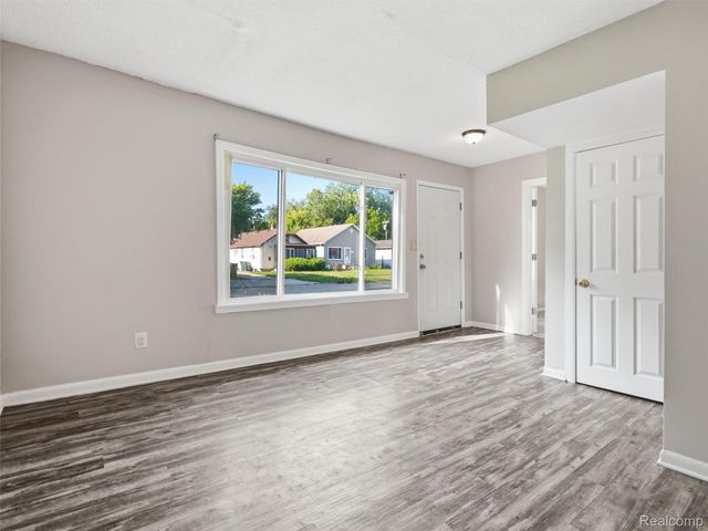 1761 E Evelyn Avenue, Hazel Park, MI 48030