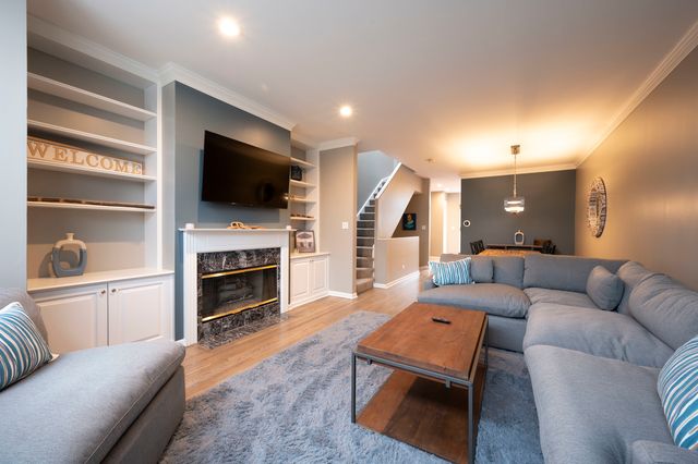 1214 W School Street, Chicago, IL 60657