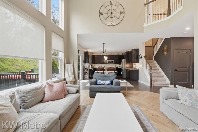 4953 W Stonegate Circle, Lake Orion, MI 48359