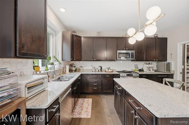 4953 W Stonegate Circle, Lake Orion, MI 48359