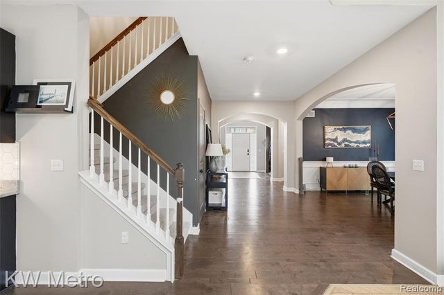 4953 W Stonegate Circle, Lake Orion, MI 48359