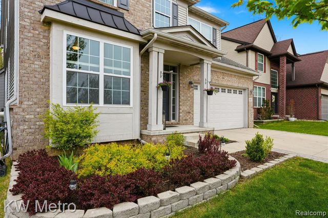 4953 W Stonegate Circle, Lake Orion, MI 48359