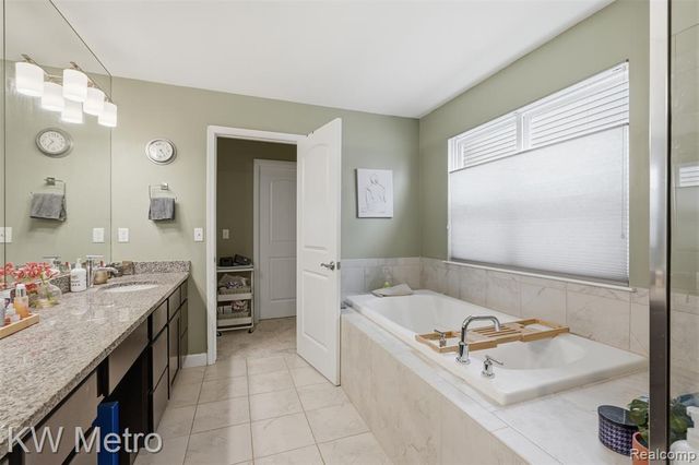 4953 W Stonegate Circle, Lake Orion, MI 48359