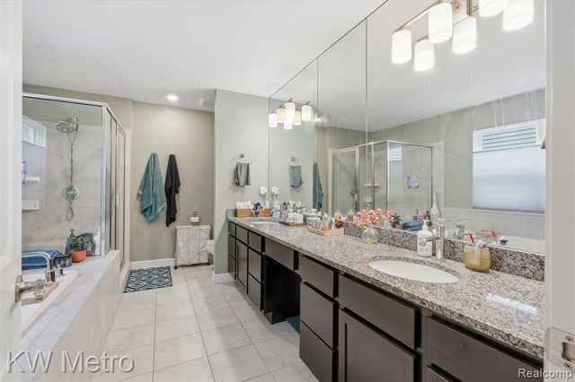 4953 W Stonegate Circle, Lake Orion, MI 48359