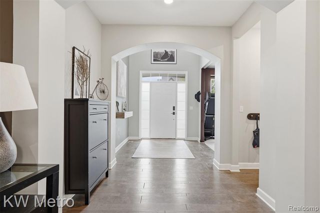 4953 W Stonegate Circle, Lake Orion, MI 48359