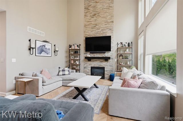 4953 W Stonegate Circle, Lake Orion, MI 48359