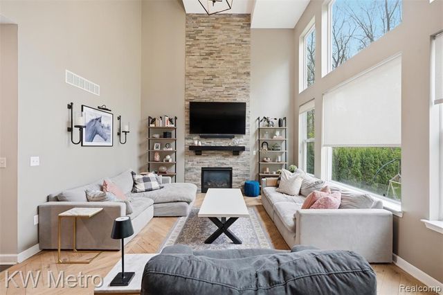 4953 W Stonegate Circle, Lake Orion, MI 48359