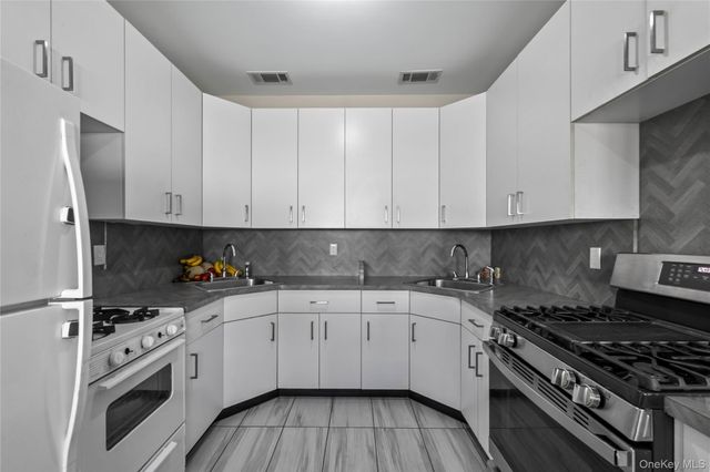61 Blauvelt 102, Monsey, NY 10952