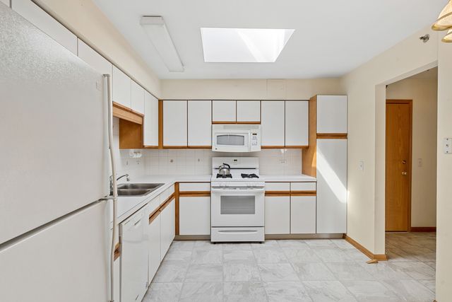 7450 N Waukegan Road 505, Niles, IL 60714