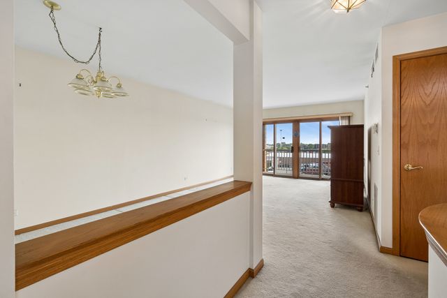 7450 N Waukegan Road 505, Niles, IL 60714