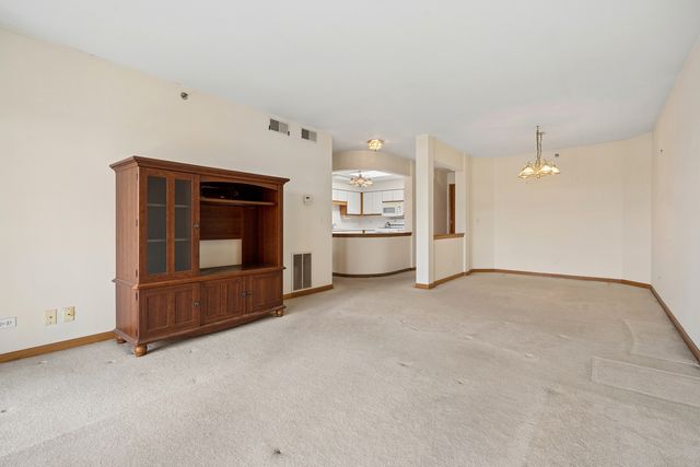 7450 N Waukegan Road 505, Niles, IL 60714