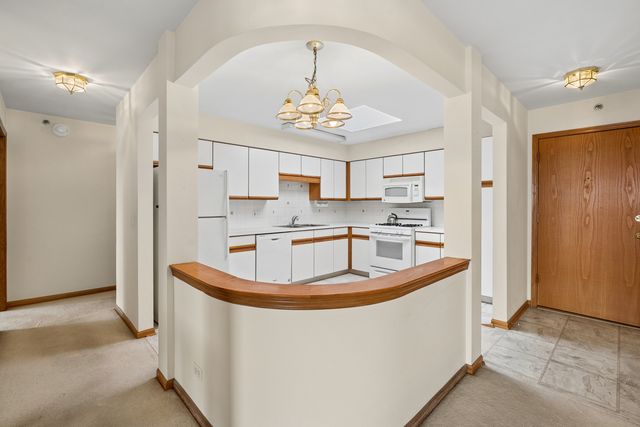 7450 N Waukegan Road 505, Niles, IL 60714