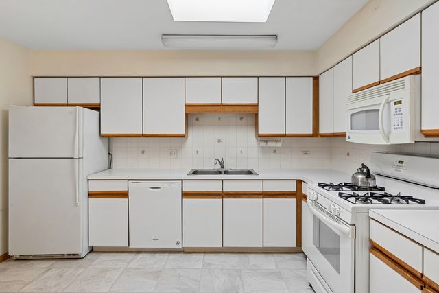 7450 N Waukegan Road 505, Niles, IL 60714