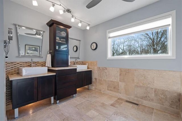 12001 W 154th Terrace, Overland Park, KS 66221