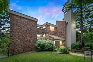 2300 W Good Hope ROAD #242, Glendale, WI 53209