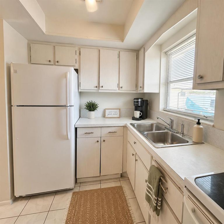 2911 Ashley Dr J, West Palm Beach, FL 33415