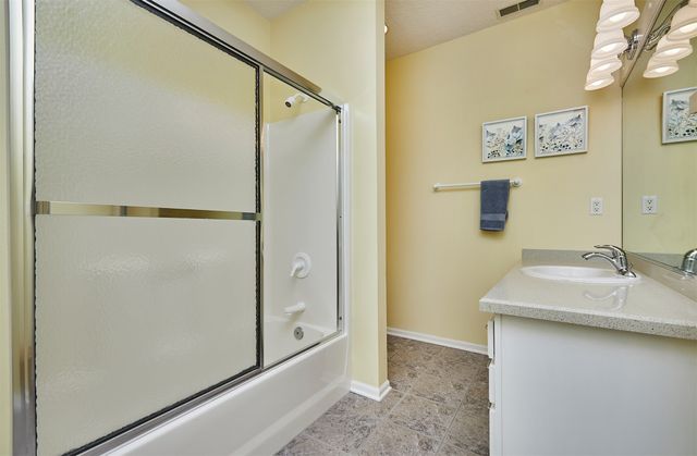 5961 Dakota Drive, West Des Moines, IA 50266