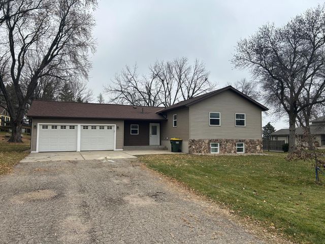 1795 50th Avenue NE, Willmar, MN 56201