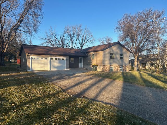 1795 50th Avenue NE, Willmar, MN 56201
