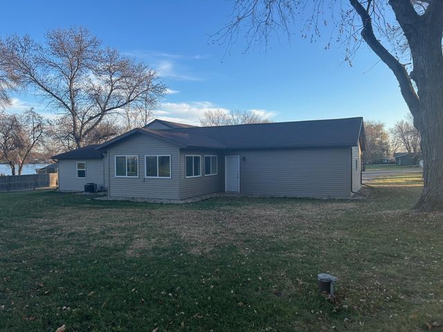1795 50th Avenue NE, Willmar, MN 56201