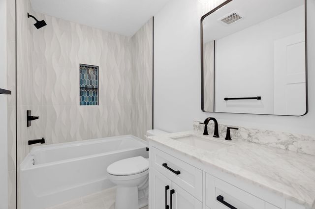 425 W 8th Street 24, New Richmond, WI 54017