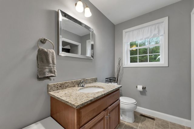 5 Berlang Road, Londonderry, NH 03053