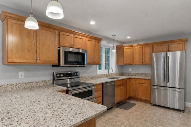 5 Berlang Road, Londonderry, NH 03053