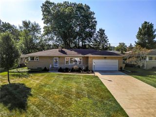 1682 E Parkhaven Drive, Seven Hills, OH 44131
