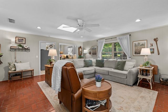 801 Elizabeth St, Gilmer, TX 75644