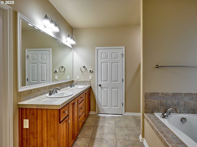 429 TURNBERRY Ave, Woodburn, OR 97071