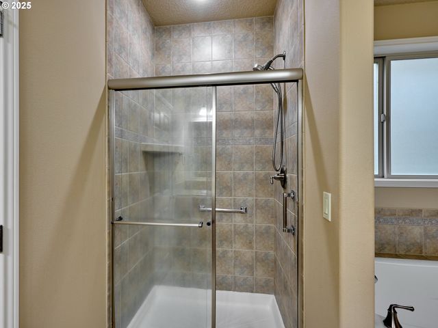 429 TURNBERRY Ave, Woodburn, OR 97071