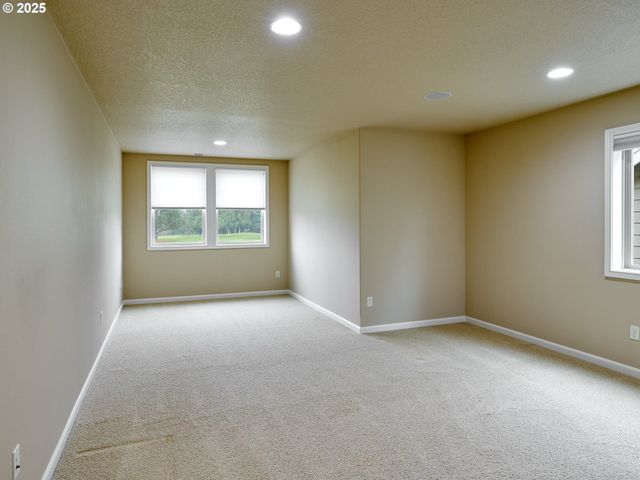 429 TURNBERRY Ave, Woodburn, OR 97071