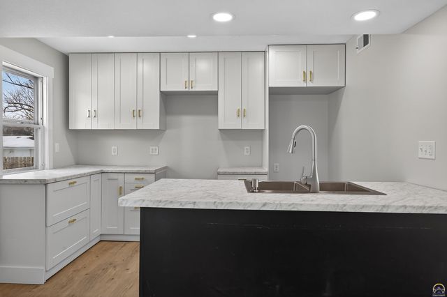 2538 SE 37th ST, Topeka, KS 66605