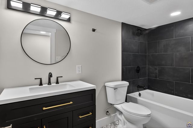 2538 SE 37th ST, Topeka, KS 66605